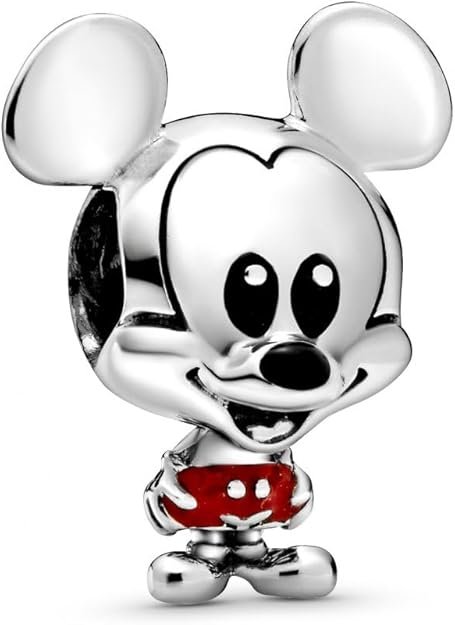 El charm de Mickey Mouse en plata de primera ley se presenta con detalles de esmalte de color negro y rojo aplicado a mano