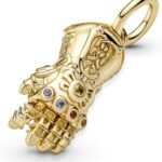 Hazte con este charm y aprovecha el poder de las Gemas del Infinito con el Charm colgante Guantelete del Infinito Los Vengadores de Marvel