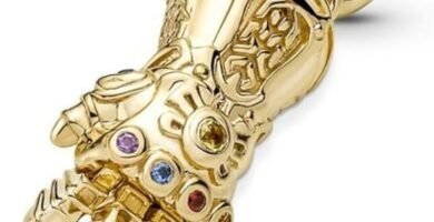 Hazte con este charm y aprovecha el poder de las Gemas del Infinito con el Charm colgante Guantelete del Infinito Los Vengadores de Marvel