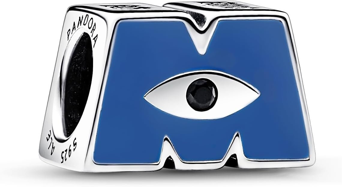 El abalorio M con el logotipo de Disney Pixar de Monster AG se compone de la letra M con esmalte azul y un diseño de ojo que recuerda al héroe secundario de un solo ojo Mike Glotzkowski